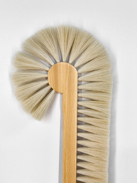 Schrankbesen 140 cm lackiert / Ziegenhaar weiß